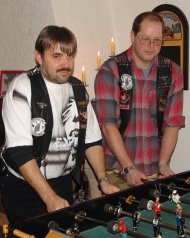 Thomas und Ralf beim Tischfussball